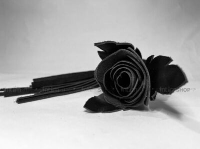 Плеть БДСМ Арсенал Чёрная Лаковая Роза с кожаными хвостами, 40 см BDSM Arsenal (Черный) 