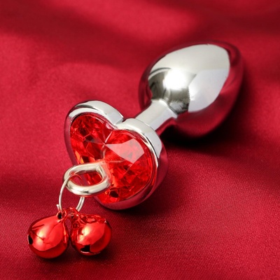 Анальная втулка с красным кристаллом в форме сердца и колокольчиками nobrand (серебристый; красный) 