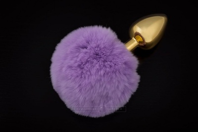 Маленькая золотистая пробка с пушистым фиолетовым хвостиком Пикантные штучки (фиолетовый) 