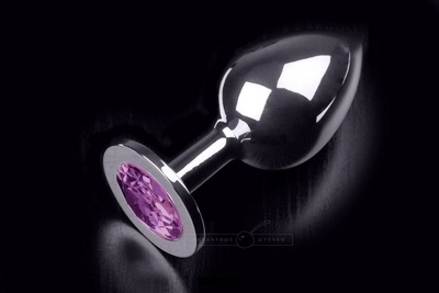 Большая серебристая анальная пробка с круглым кончиком и ярким фиолетовым кристаллом - 9 см. Пикантные штучки (фиолетовый) 