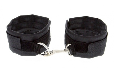 Чёрные полиуретановые наручники с карабином Beginners Wrist Restraints Blush Novelties (черный) 