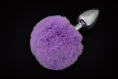Маленькая серебристая пробка с пушистым фиолетовым хвостиком Пикантные штучки (фиолетовый) 