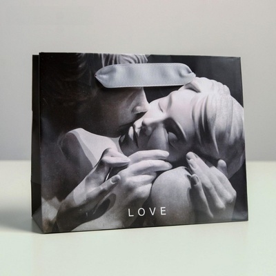 Маленький бумажный подарочный пакет LOVE - 15 х 12 см. Сима-Ленд (черный с серым) 