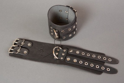 Широкие черные кожаные наручники без подкладки Подиум (черный) 