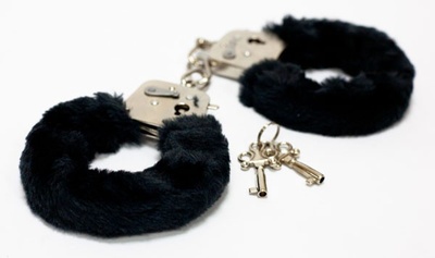 Меховые черные наручники с ключами Toy Joy (черный) 