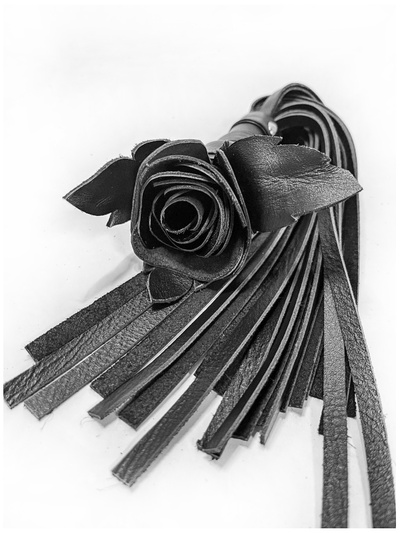 БДСМ Арсенал плеть Чёрная Роза лаковая с кожаными хвостами, 40 см (чёрный) BDSM Arsenal (Черный) 